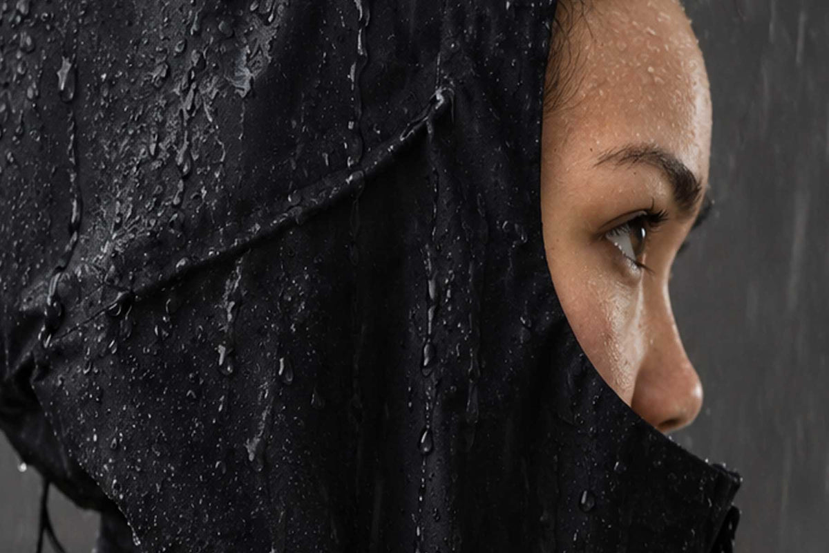 zoom femme sous la pluie capuche trench rekis