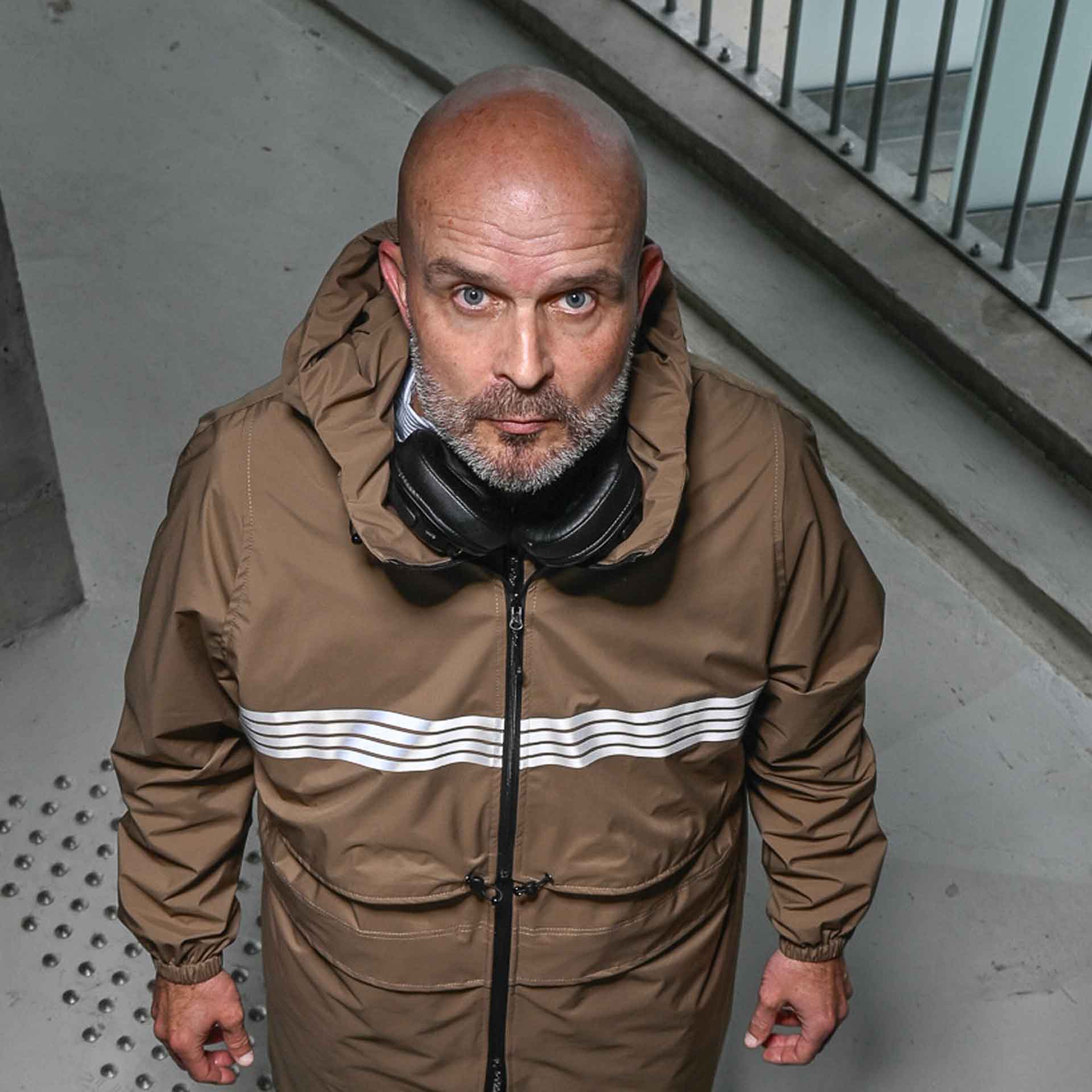 detail trench techwear rekis camel en version visibilité avec transferts réfléchissants