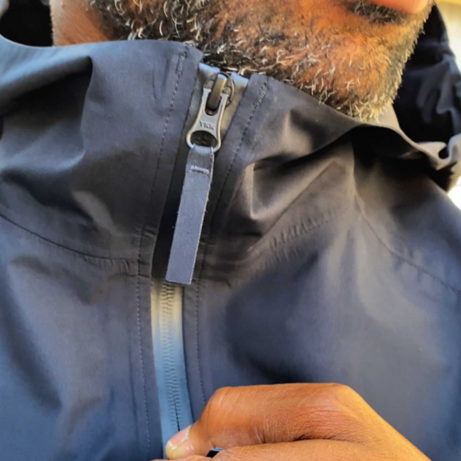 détail col montant du parka rekis noir techwear vélo