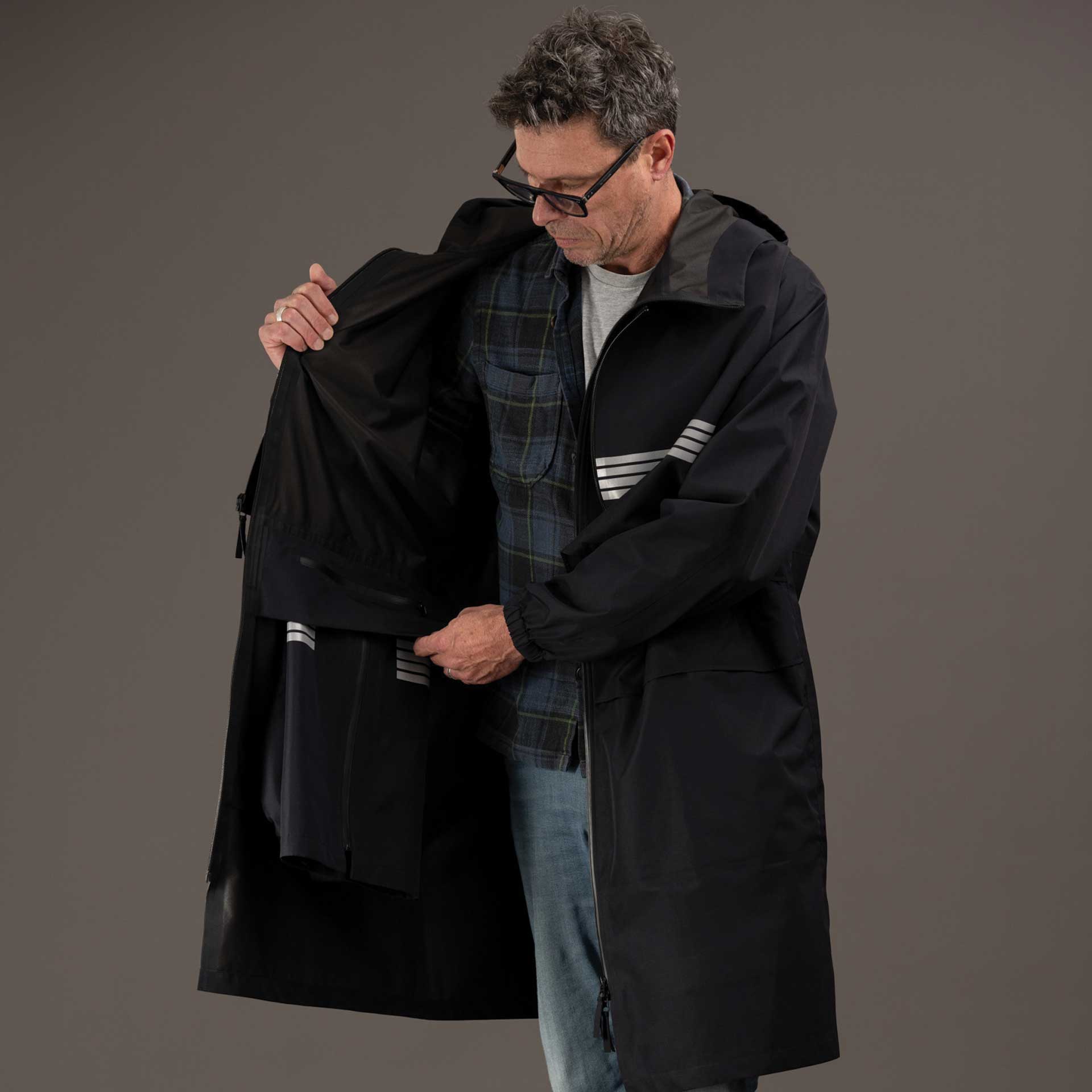 détail rangement des jambières à l'intérieur du trench 3en1 rekis pour hommes