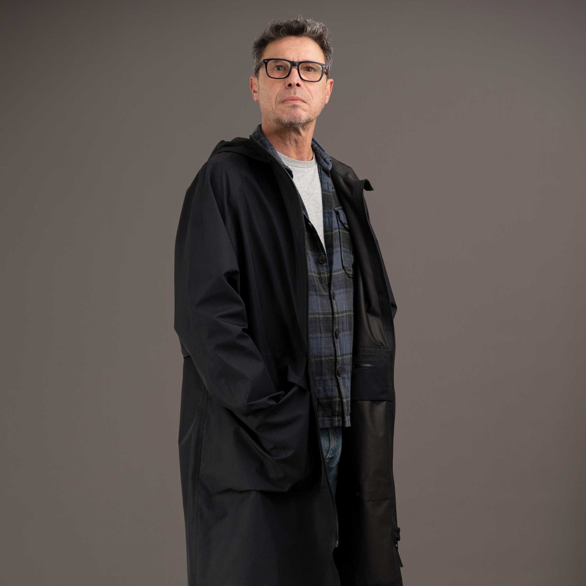 détail des 2 grandes poches sur le devant du parka homme noir rekis
