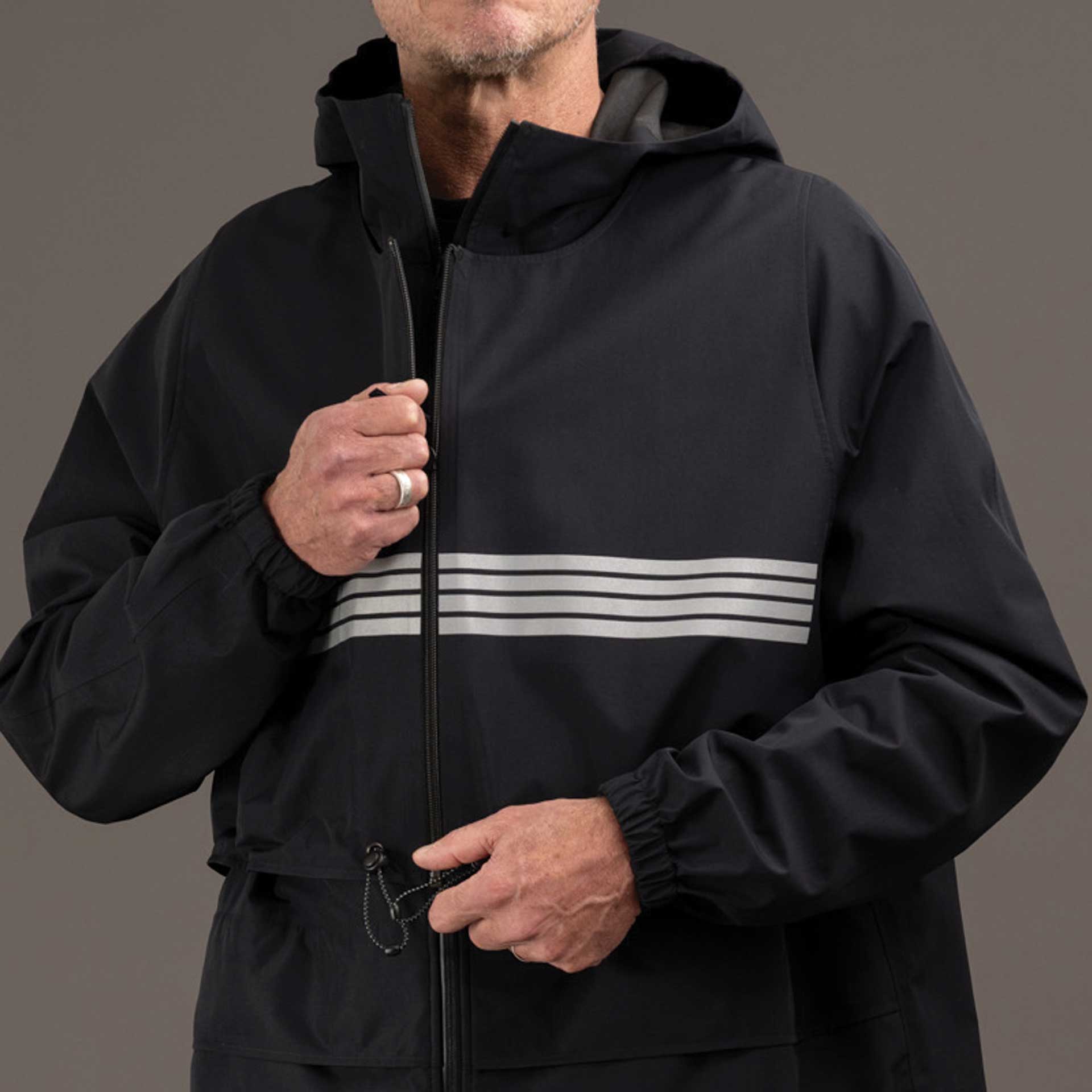 détail fermeture ykk et liens serrage sur gilet du parka noir homme rekis