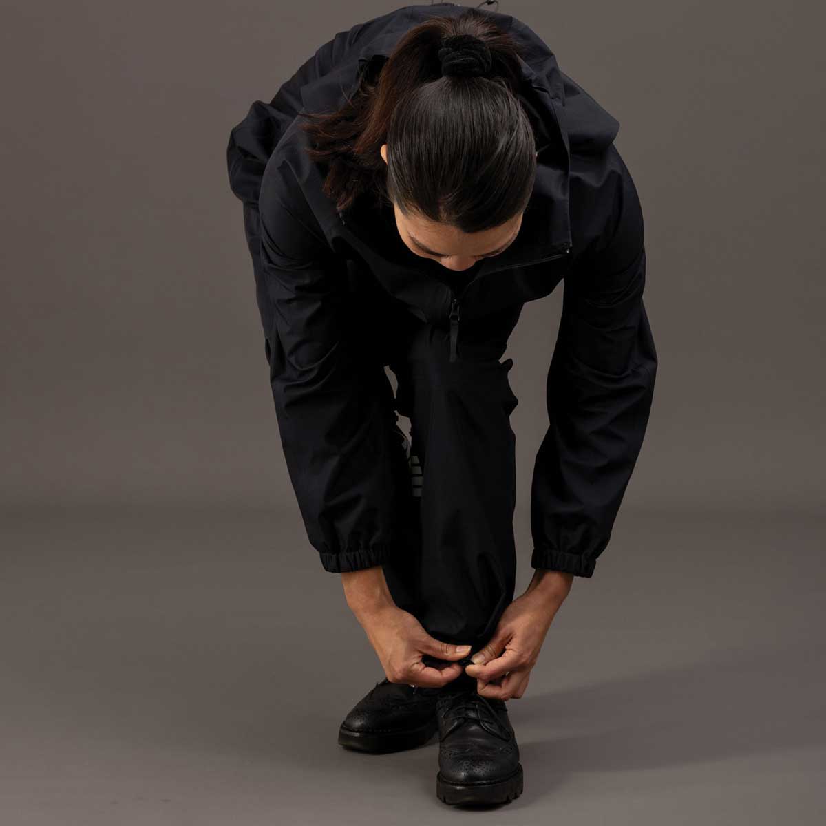 détail fermeture des jambières avec ses pressions pour ajuster sur chaussures trench noir rekis