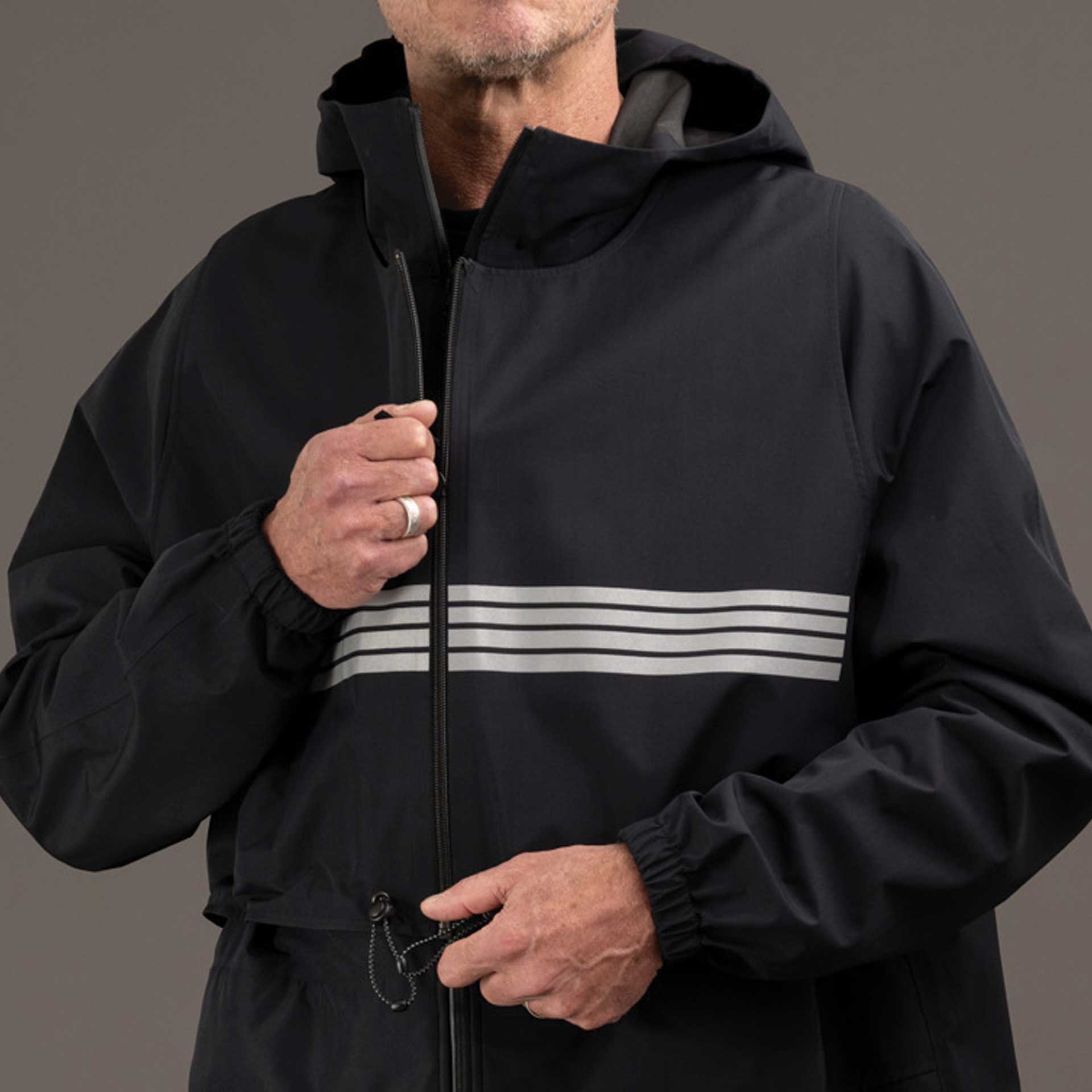 détails liens de serrage sur gilet visibilité trench vélo homme noir
