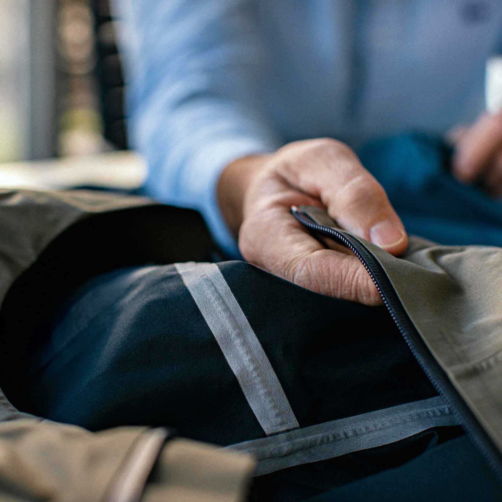 détail coutures thermocollées rekis trench camel