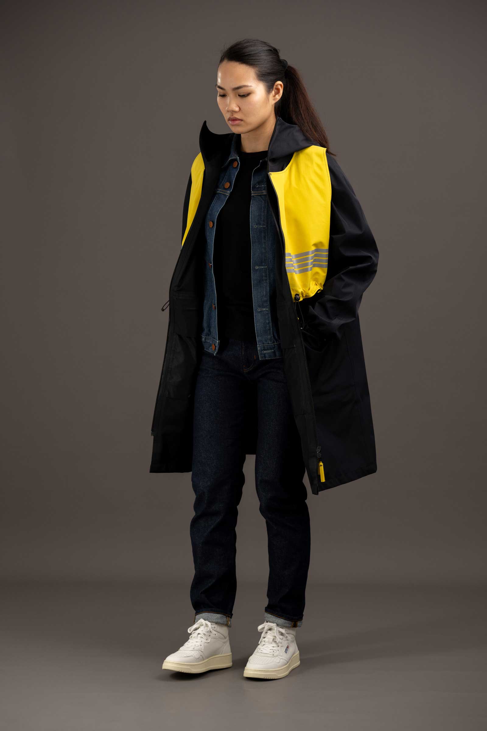 trench femme vélo avec gilet jaune revisité rekis 