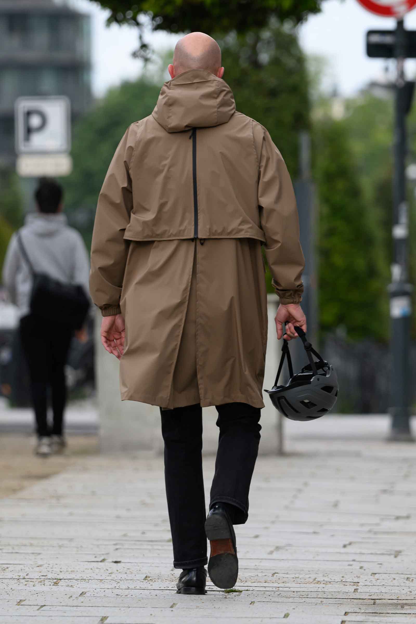 parka imperméable camel rekis vue de dos cycliste rbain
