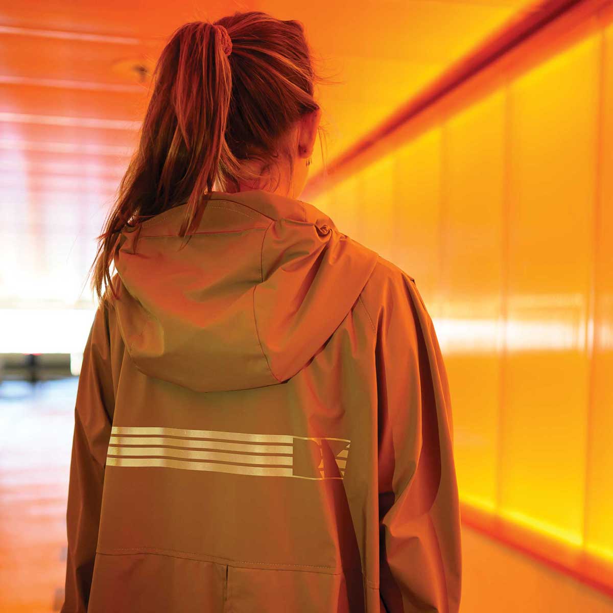 détail dos du parka technique visibilité pour femme camel rekis