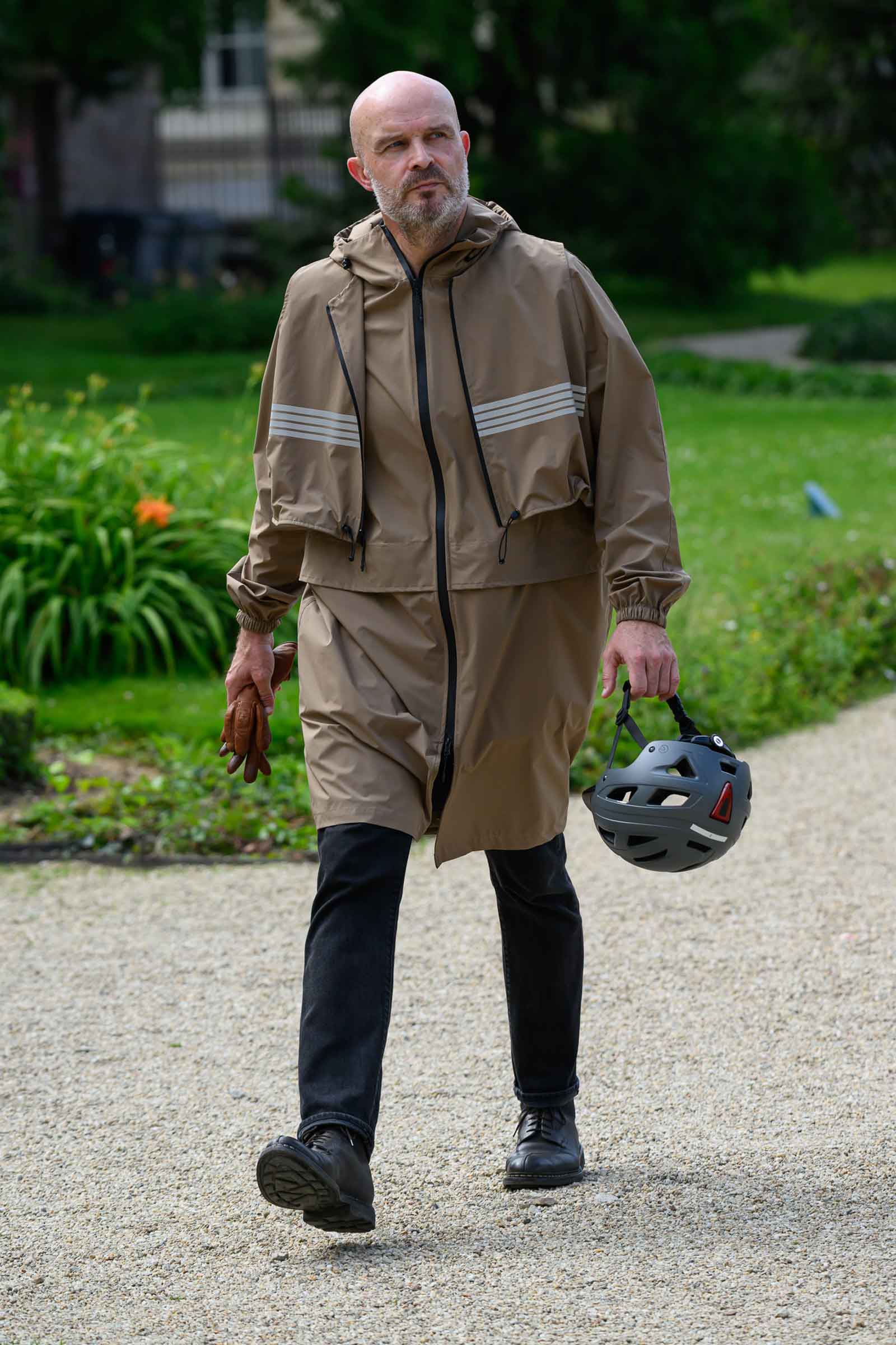 détail gilet sécurité trench technique innovant pour hommes camel