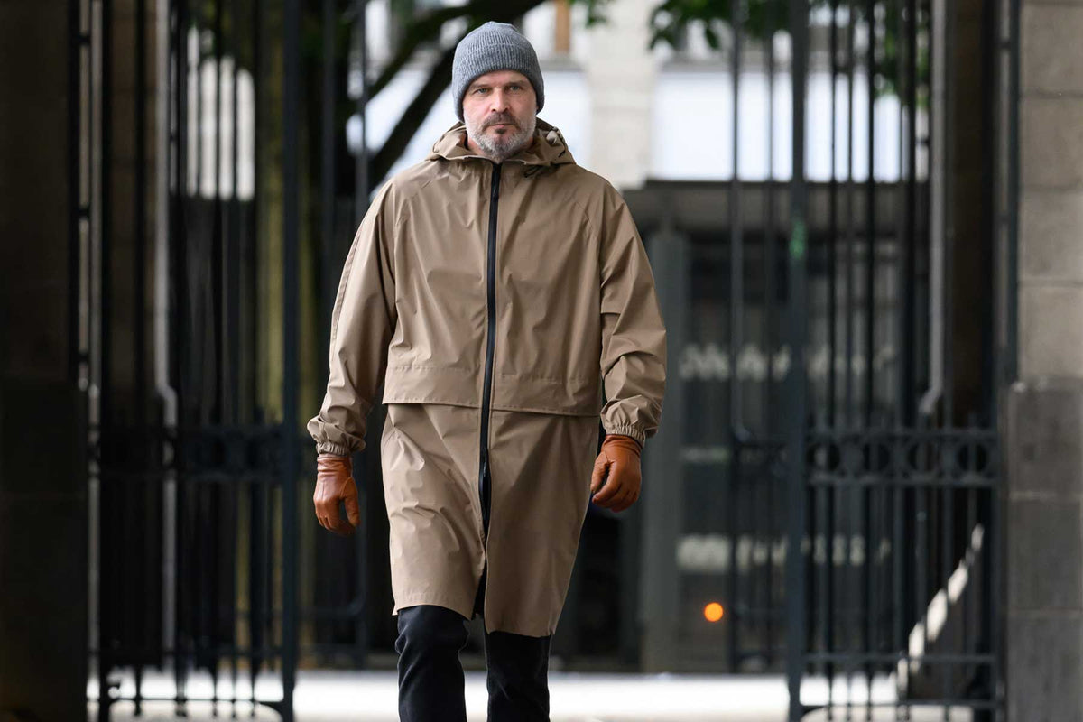 homme avec trench rekis camel marchant dans le centre ville de rennes
