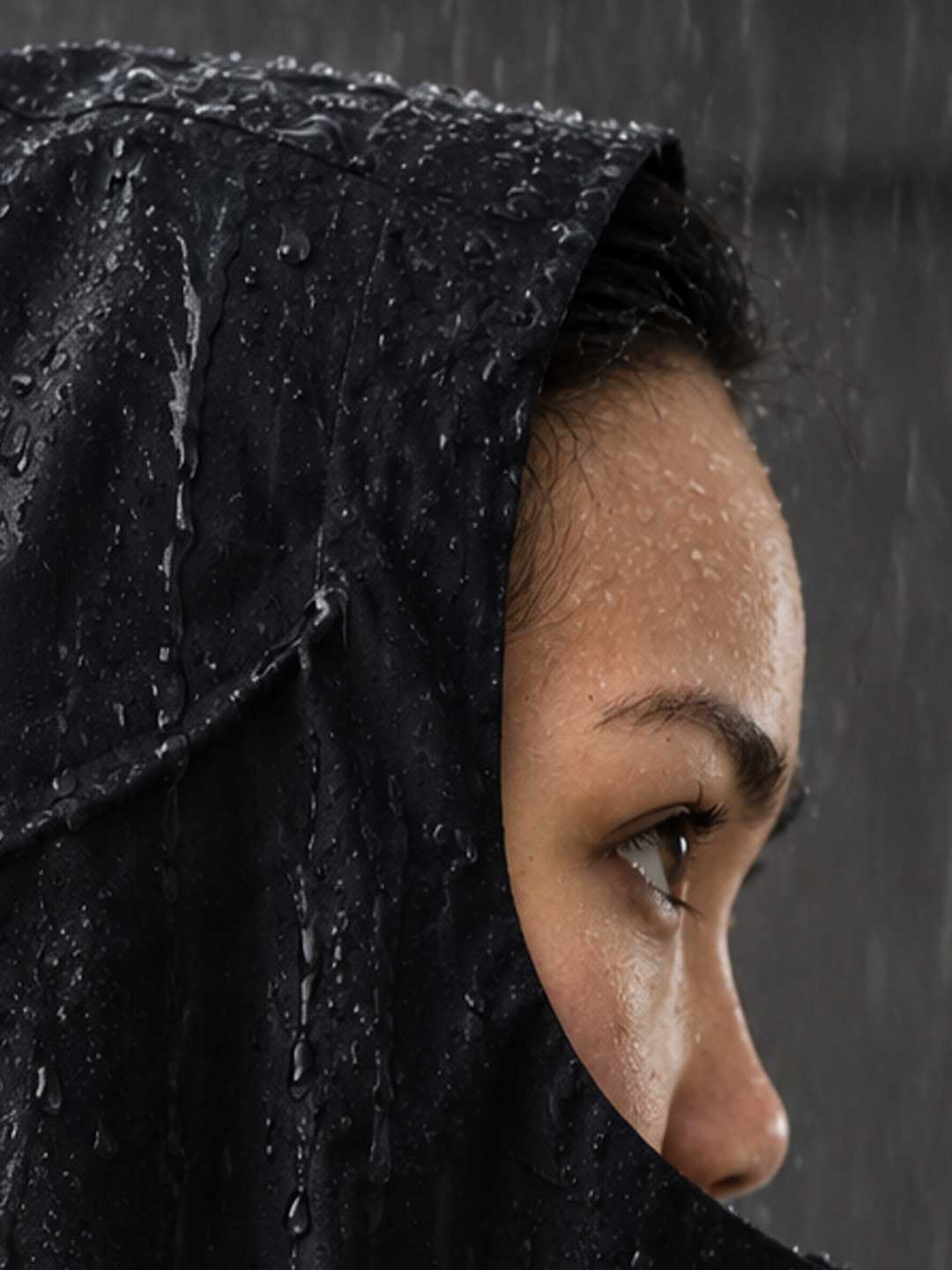 gros plan femme avec capuche trench rekis sous la pluie