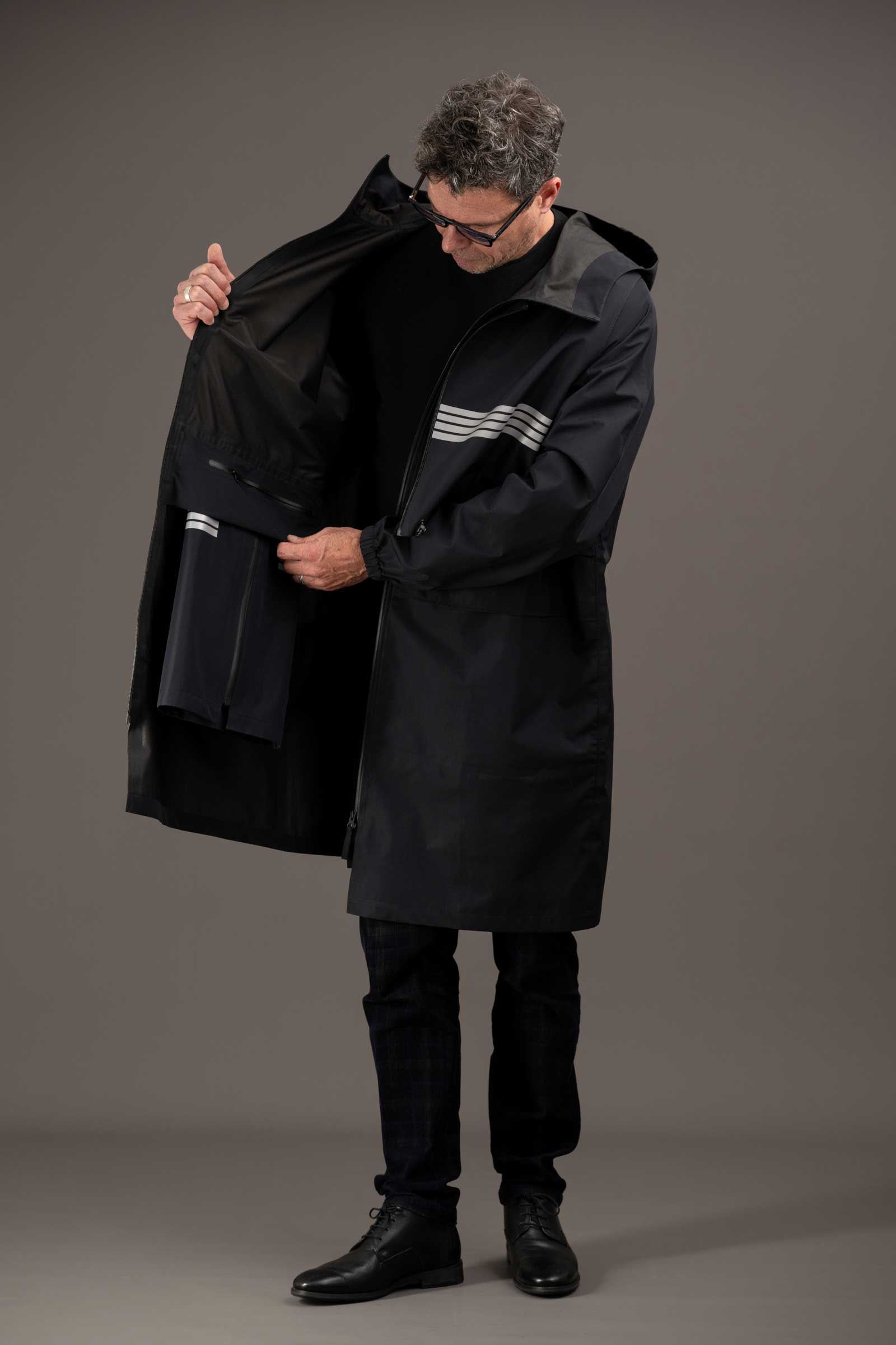 détail rangement intérieur jambières sur trench noir homme rekis 