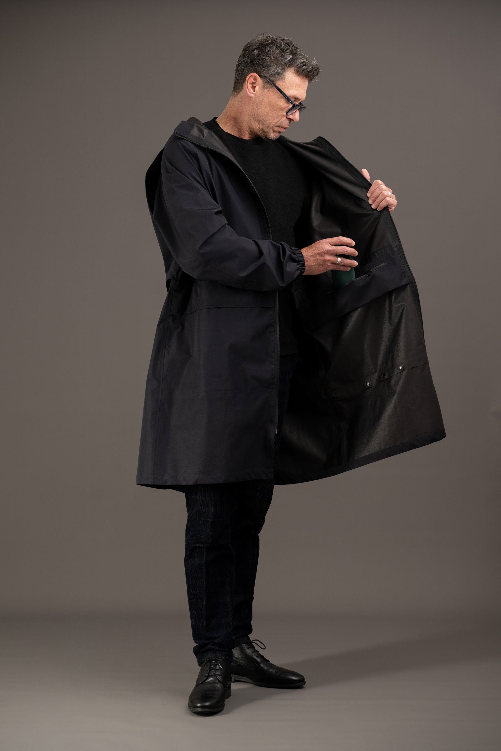 détail poches intérieures avec fermeture étanche du trench noir rekis homme vêtement vélo