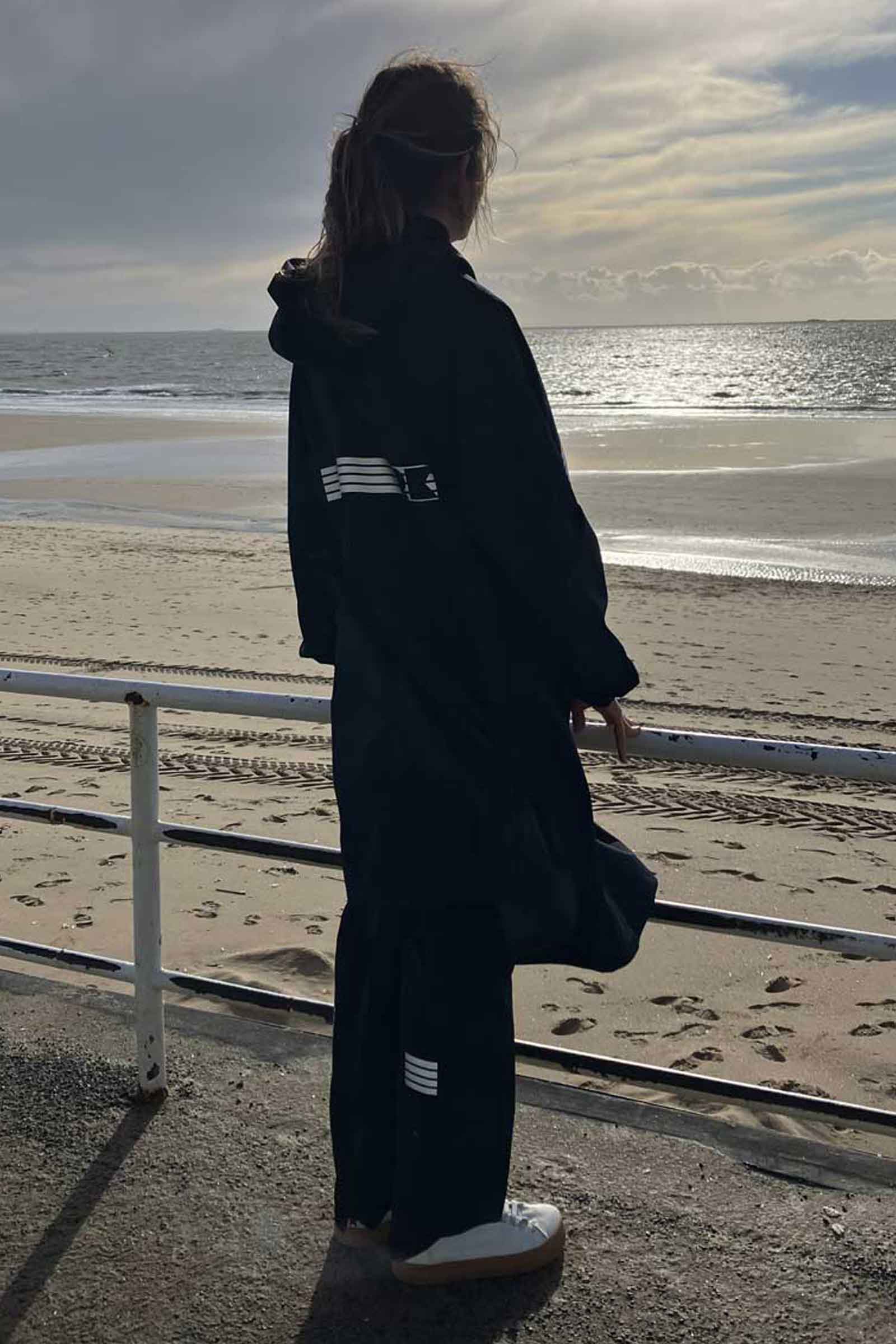 trench noir femme vue de dos REKIS visibilité vélo trottinette marche