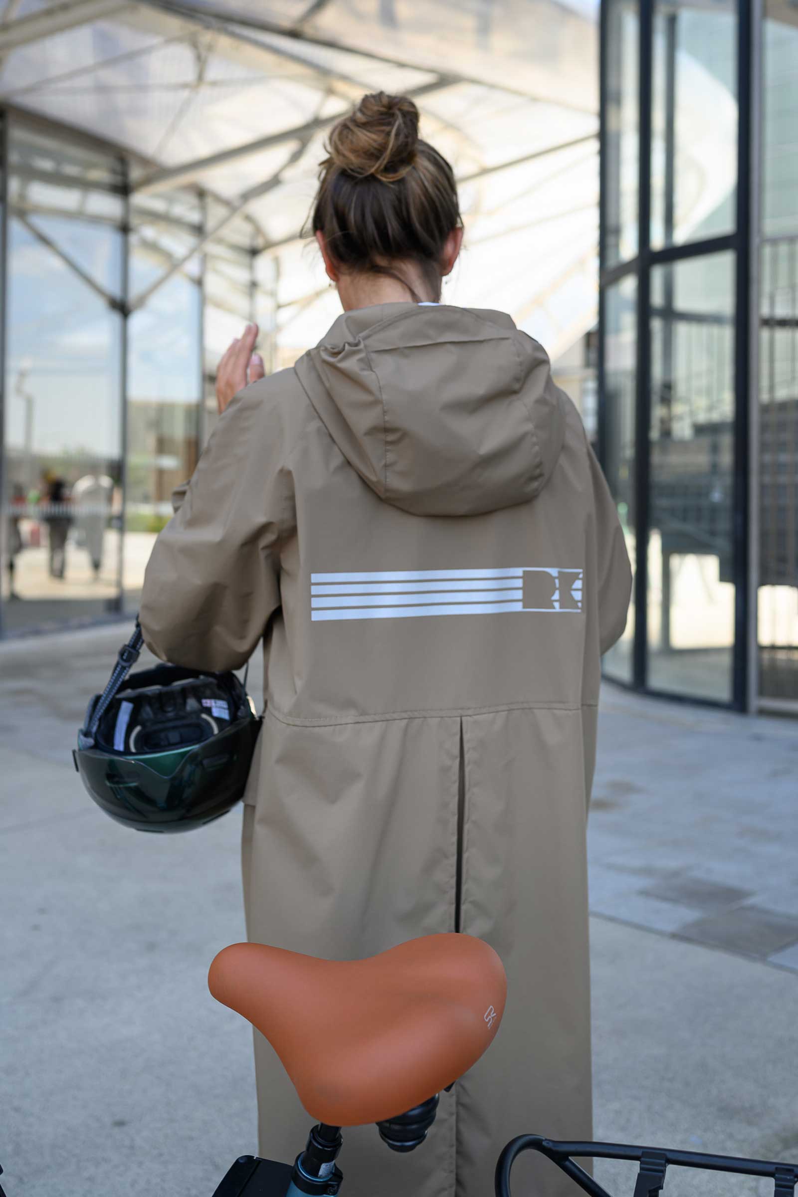 parka technique vélo femme camel vue de dos rekis
