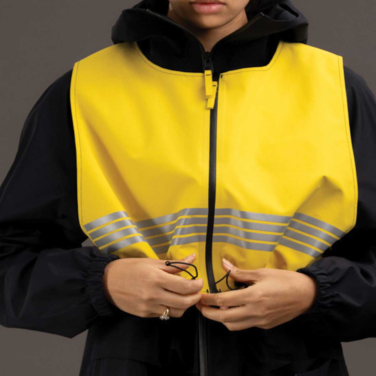 détail pour cintrer le gilet jaune du trench rekis femme