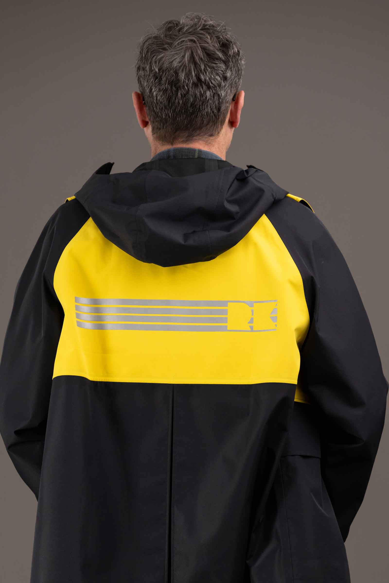 détail gilet jaune sur parka vélo trench rekis