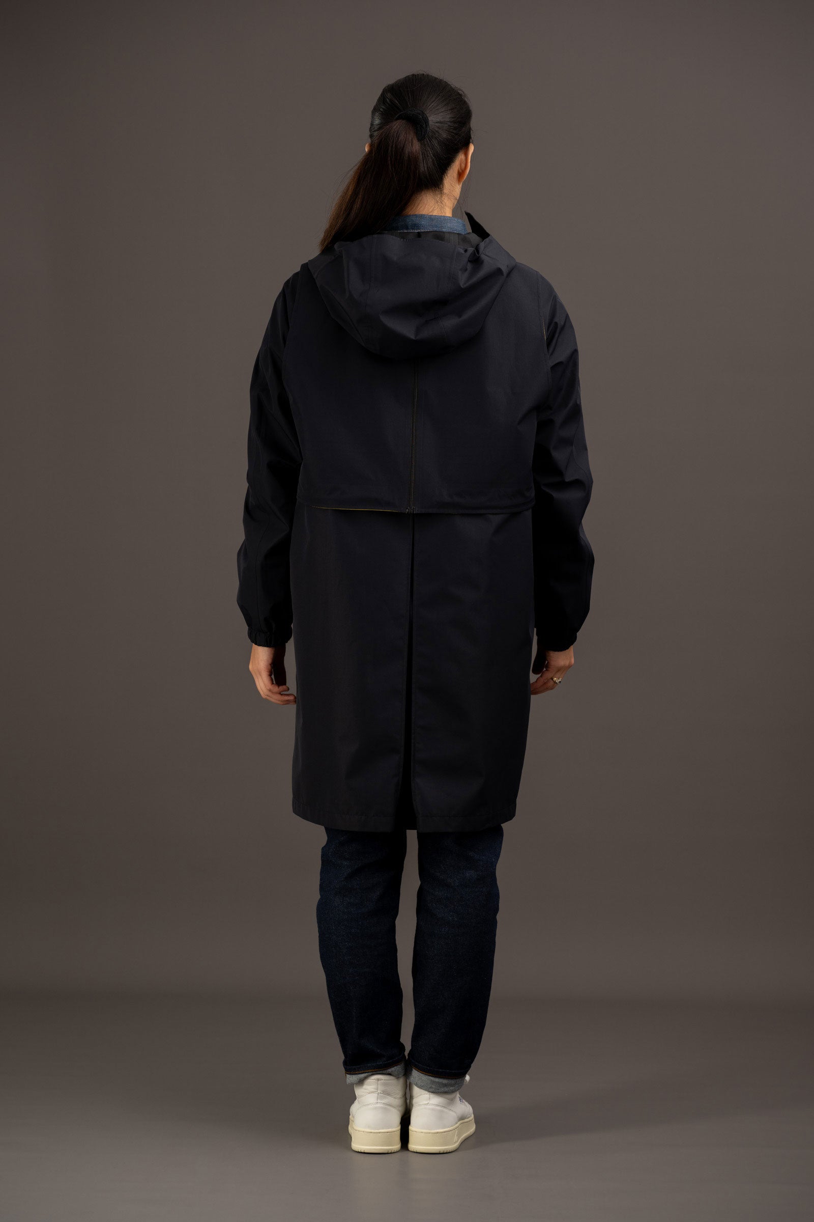 trench femme jaune et noir vue de dos en version unie noir rekis